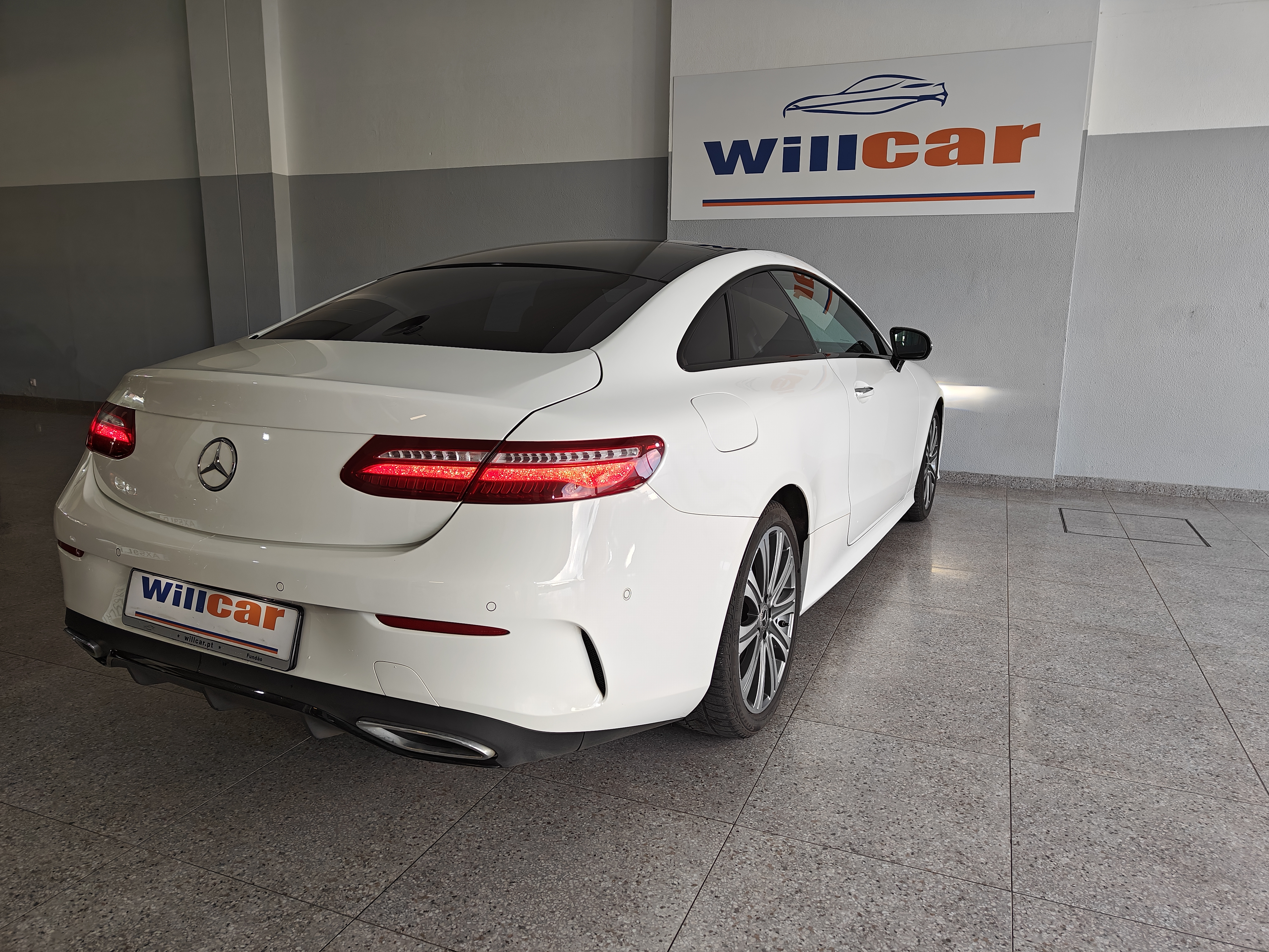 Mercedes-Benz E220 Coupé AMG | Imagem 4